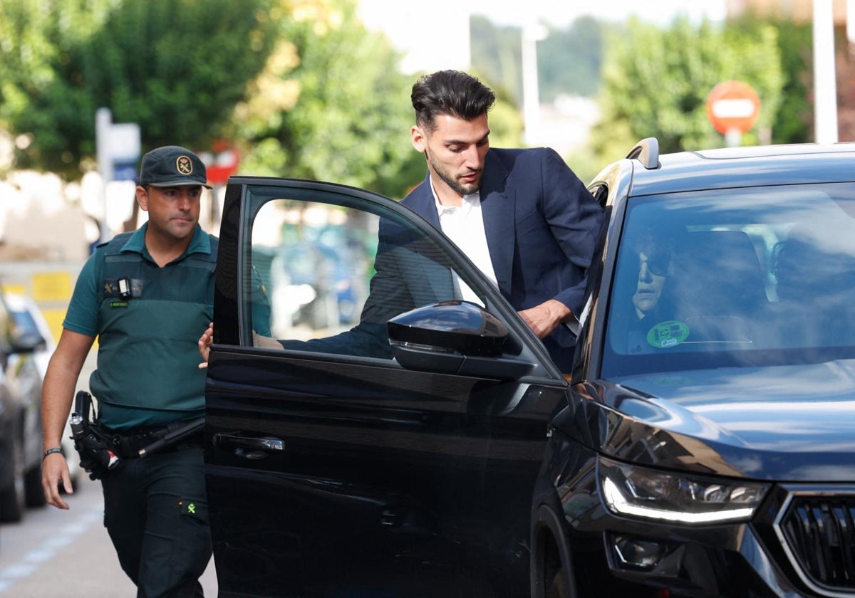 Imagen de archivo del jugador del Valencia CF, Rafa Mir, tras su salida del juzgado