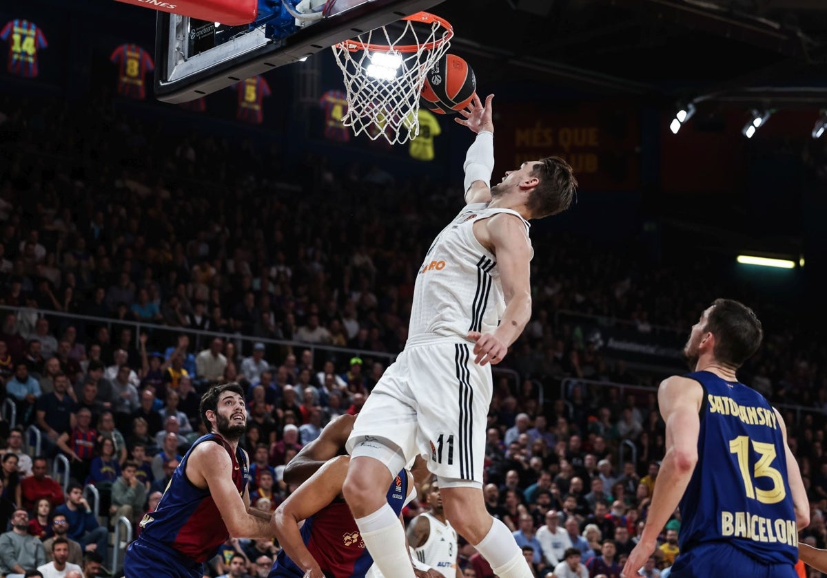 Hezonja anota ante la defensa azulgrana