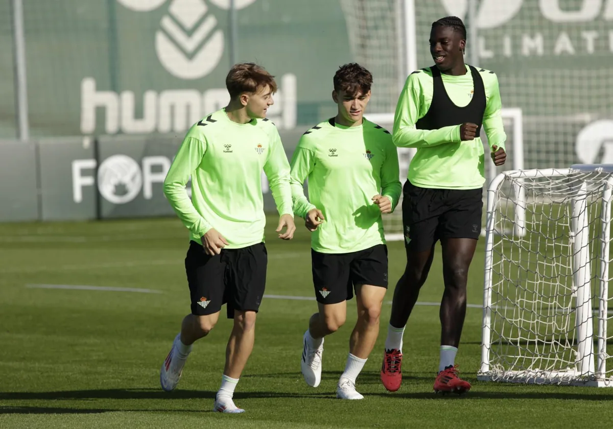 Jesús Rodríguez, Mateo y Assane, durante el entrenamiento del primer equipo en la ciudad deportiva Luis del Sol