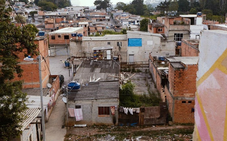 Imagen principal - Jardim da União, construida literalmente con las manos de sus residentes, es una de las comunidades de Sao Paulo que cuenta con la ayuda de la Fundación Fenómenos, que está presidida por Celina Locks, la mujer de Ronaldo Nazario 