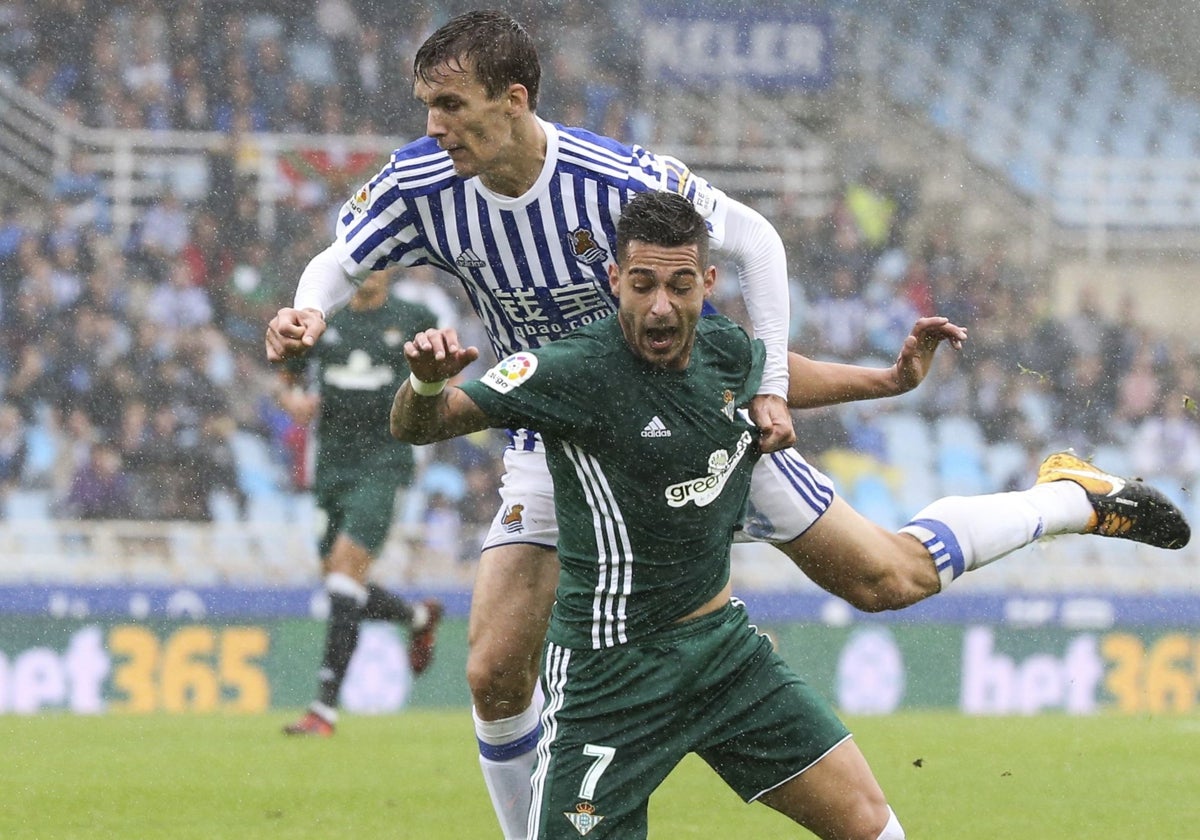 Diego Llorente agarra a Sergio León en el Real Sociedad - Real Betis de la temporada 2017-18