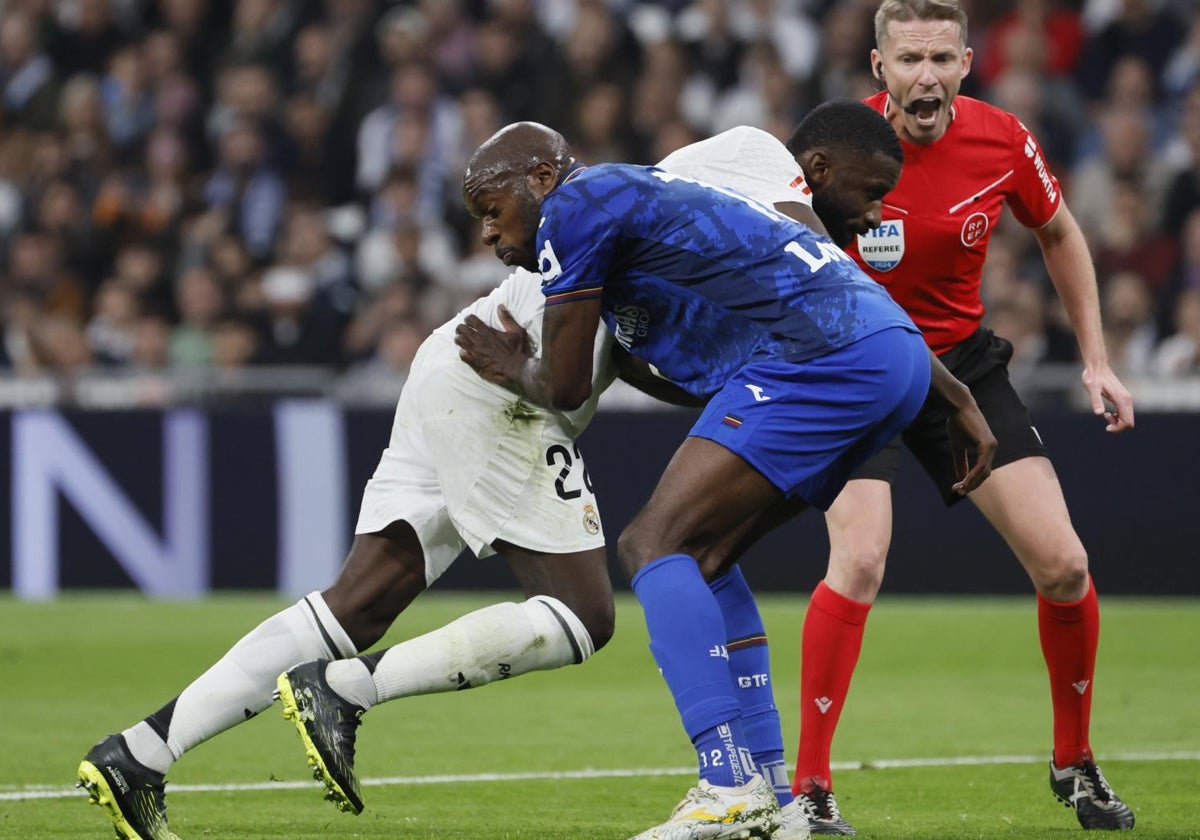 Nyom agarra a Rüdiger delante de Hernández Hernández