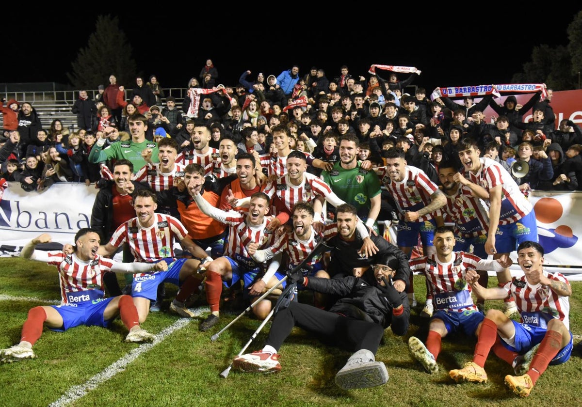 Los jugadores del Barbastro celebran su victoria ante el Espanyol