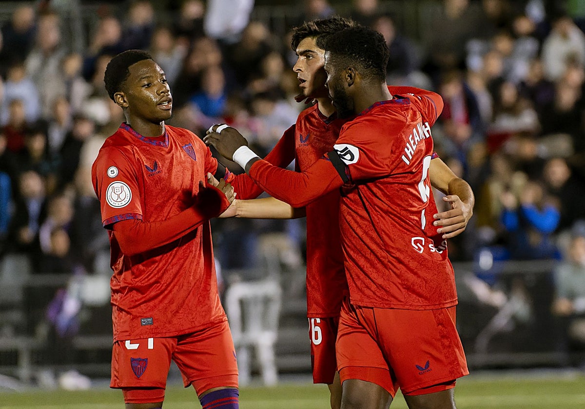 Idumbo, Juanlu e Iheanacho, en el partido jugado en Las Rozas