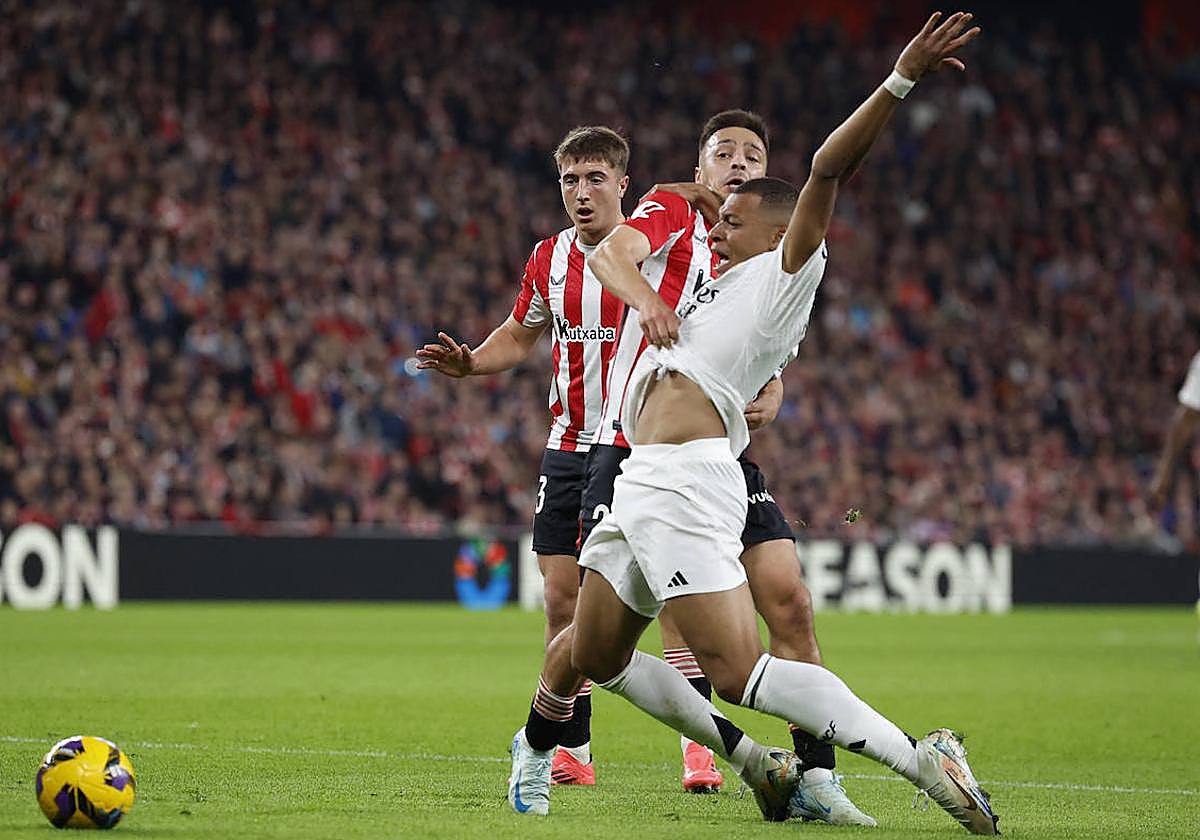 Mbappé, durante el polémico agarrón de Gorosabel