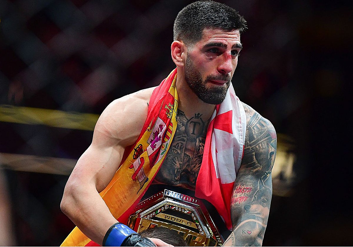 Ilia Topuria con el cinturón de campeón