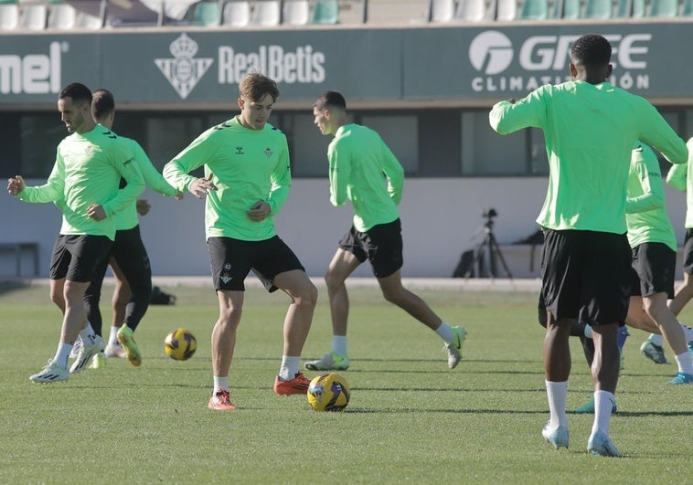 betis-jesus-victor-entrenamiento-R8uM5sgYjlcFWwAbrLZWJkM-758x531@diario_abc.jpeg