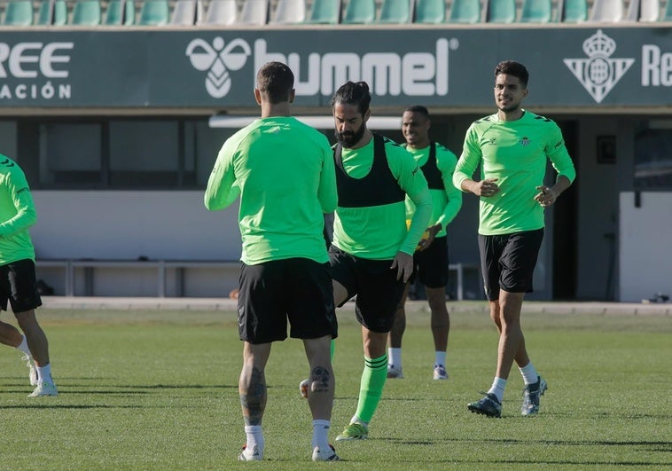 isco-betis-entrenamiento-RTdxYXrctnVDNISXZglKnZK-758x531@diario_abc.JPG