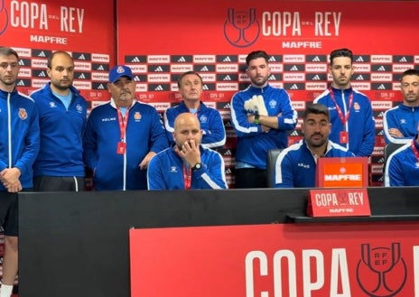 Imagen secundaria 1 - La Deportiva Minera se ha estrenado esta temporada en la Copa, Arriba, los jugadores celebran la clasificación ante el Alavés. Sobre estas líneas, Popi y su cuerpo técnico en la rueda de prensa posterior a la clasificación. A la derecha, la Casa del Pueblo del Llano del Beal, donde los aficionado se reúnen para ver los partidos de su equipo. 