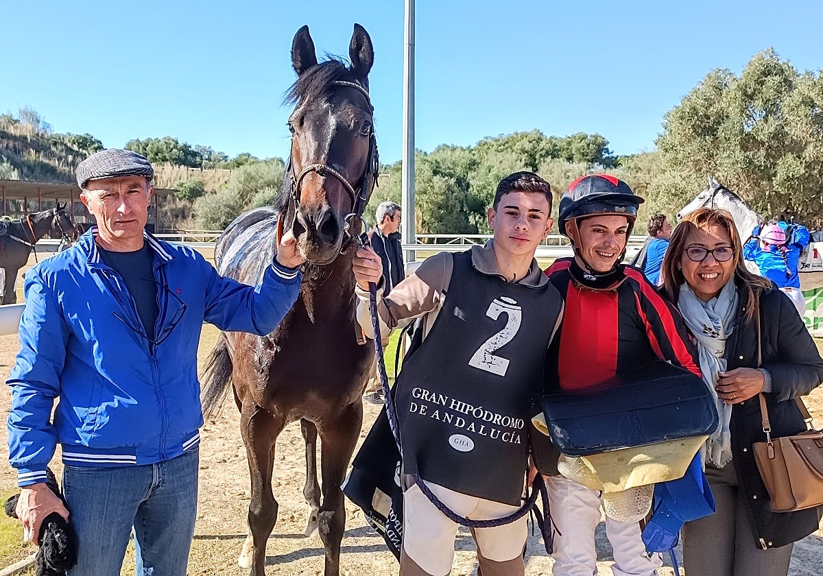 El entrenador Oscar Anaya junto al jockey Nico Valle y a Misstifly
