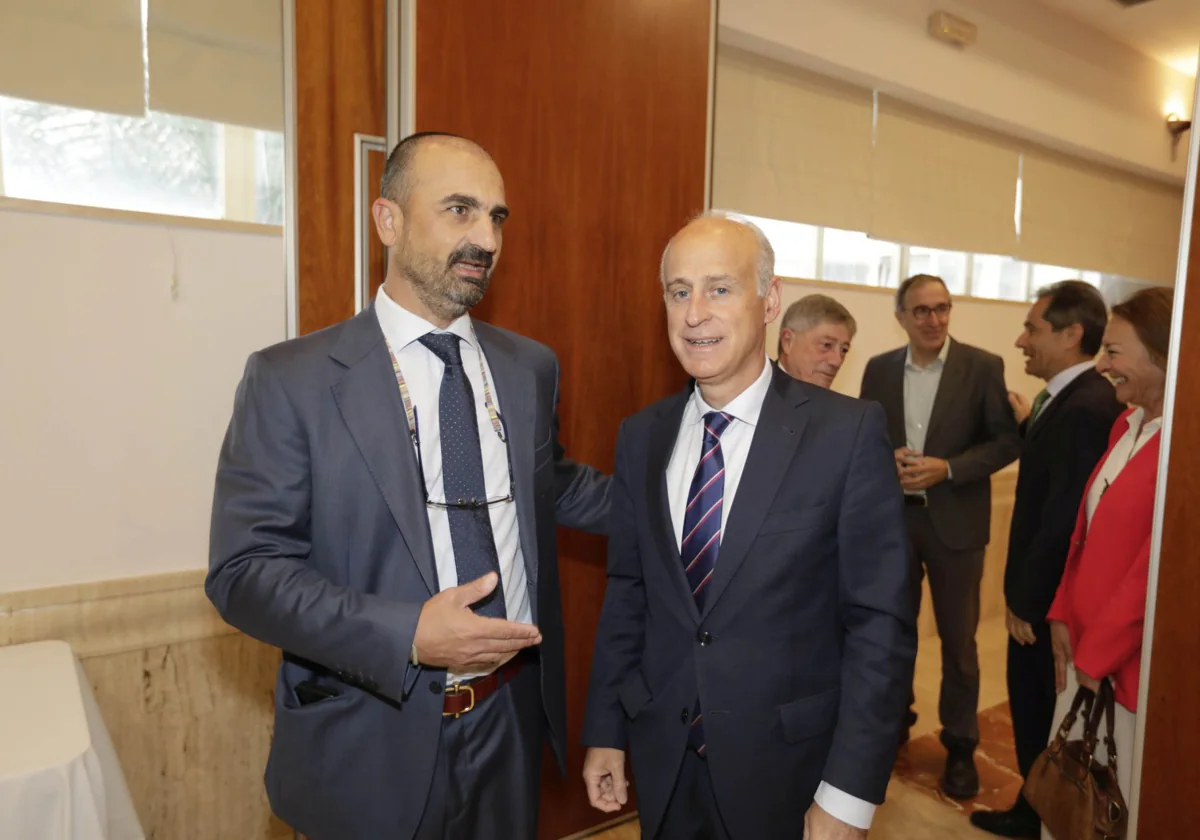 Álvaro García de la Borbolla, a la izquierda, junto a Francisco Velasco, en un acto en la Casa de ABC