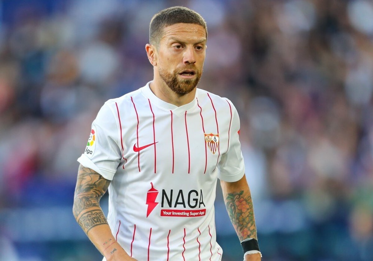 Papu presencia un partido con la camiseta del Sevilla