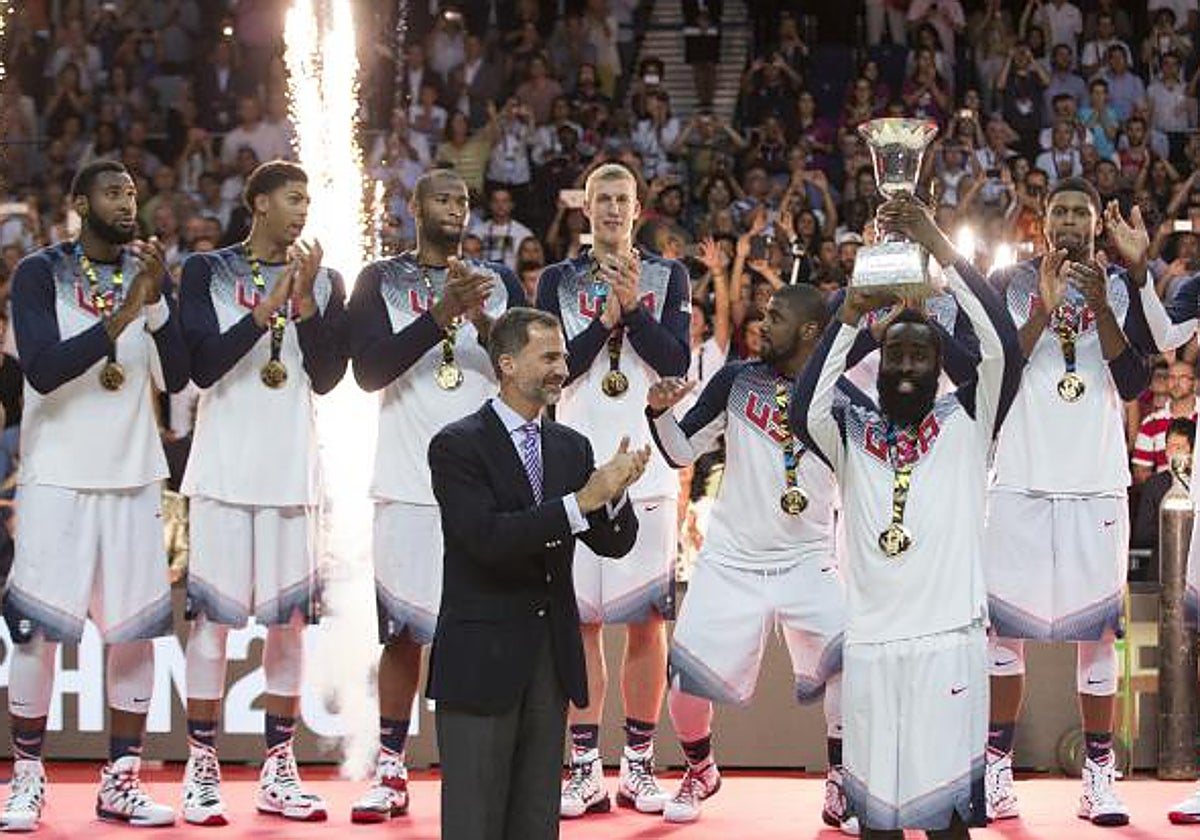 El Rey Felipe entrega a James Harden la copa de campeones en el Mundial de baloncesto de 2014