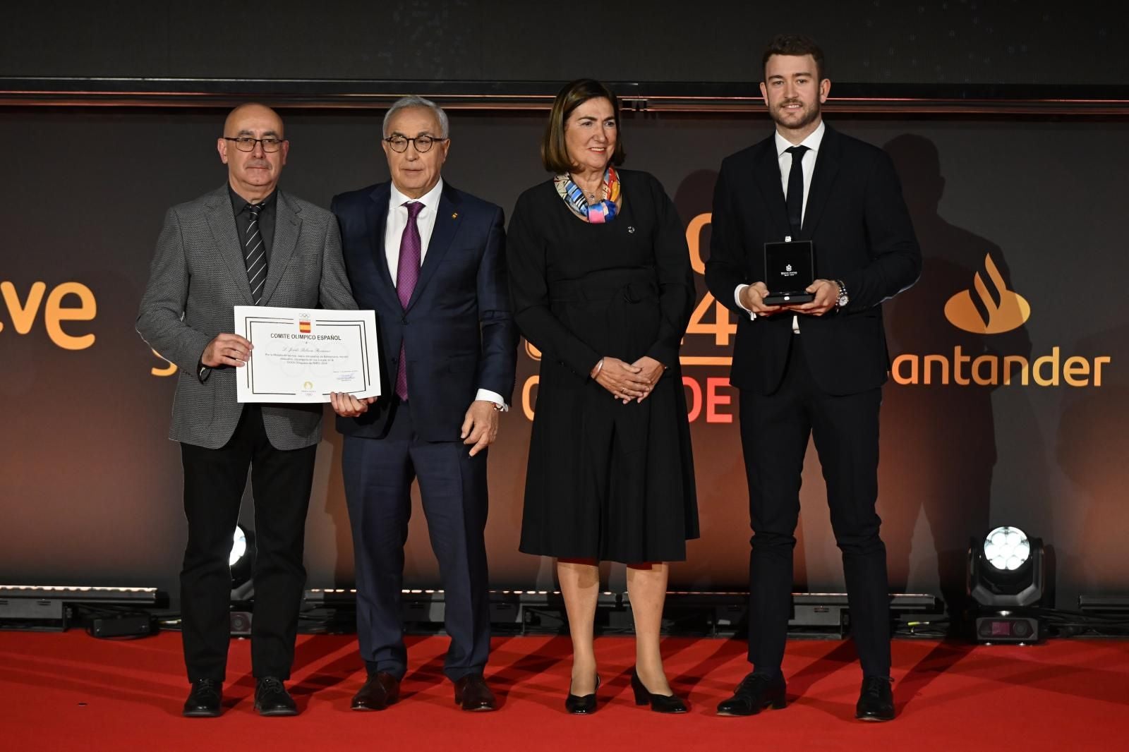 Alejandro Blanco homenajea al entrenador y al jugador de la selección española de balonmano Gonzalo Pérez de Vargas (d) y Jordi Ribera (i)