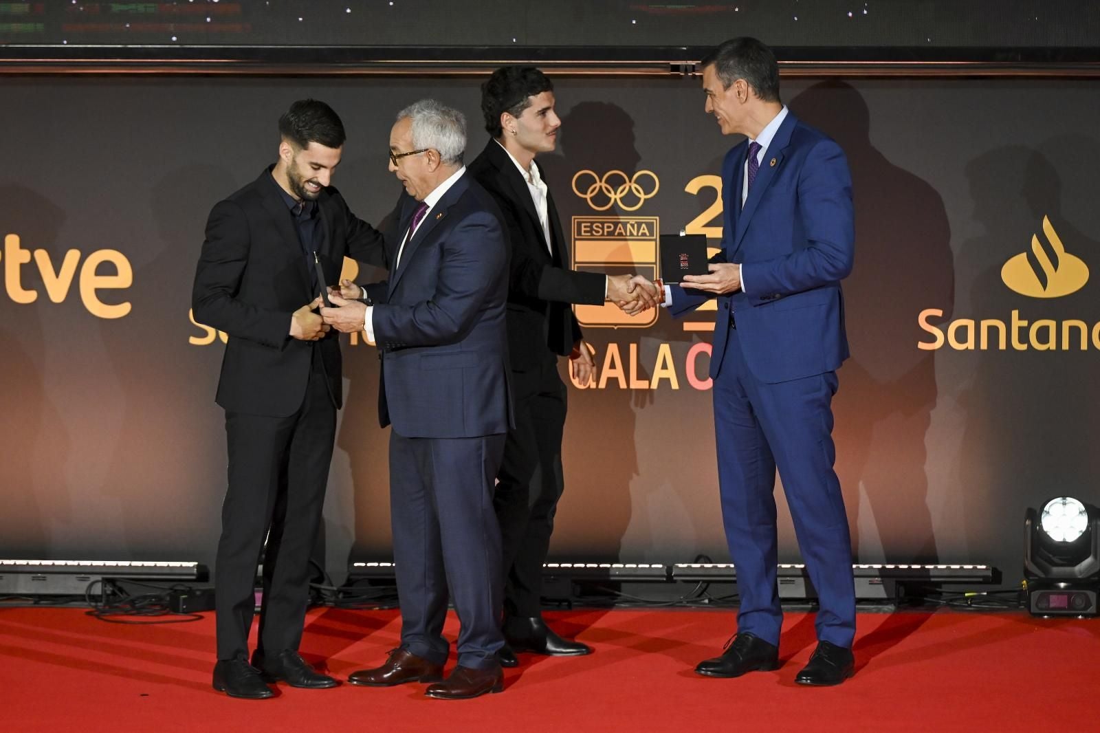 Pedro Sánchez y el presidente del Comité Olímpico Español homenajean a los futbolistas de la selección de fútbol olímpica Sergio Camello y Álex Baena