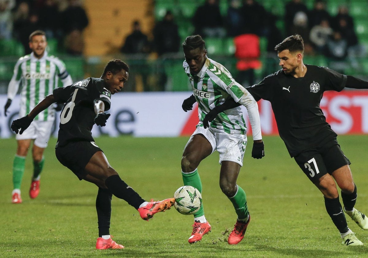 Assane intenta irse de dos rivales en el Petrocub - Betis de la Conference League