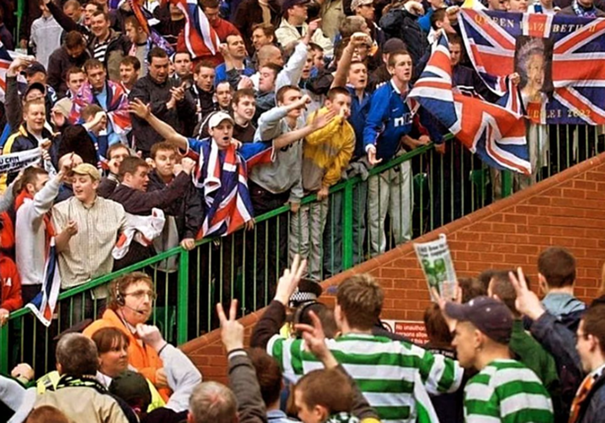 Aficionados del Celtic y del Rangers, en un derbi de hace años