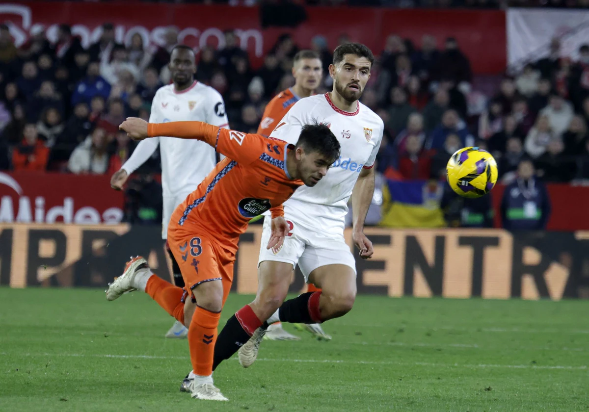 García Pascual corre tras un balón