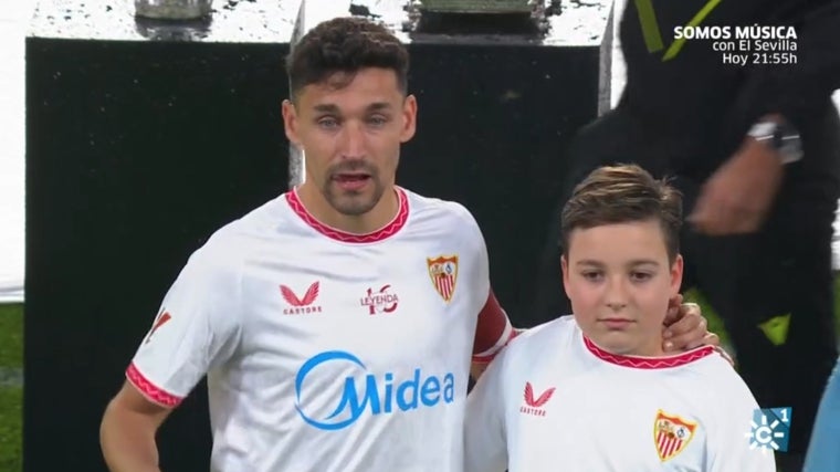 Jesús Navas, emocionado junto a uno de sus hijos en los instantes previos al Sevilla - Celta, su último partido como profesional en el Sánchez-Pizjuán