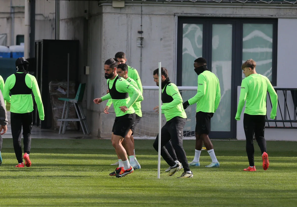 Los jugadores del Betis, ejercitándose este sábado en la ciudad deportiva