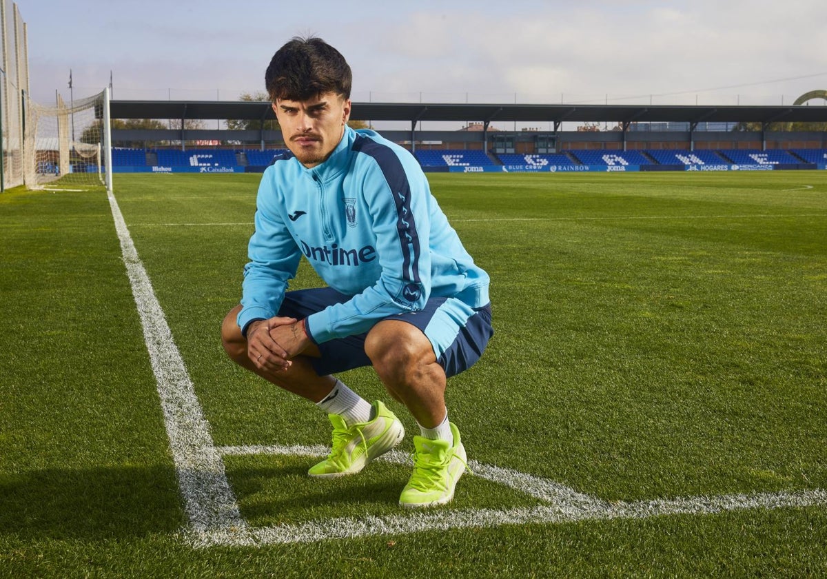 Juan Cruz posa en cuclillas en una entrevista como futbolista del Leganés