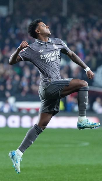 Rodrygo celebra un gol durante el partido del Real Madrid contra el Rayo Vallecano
