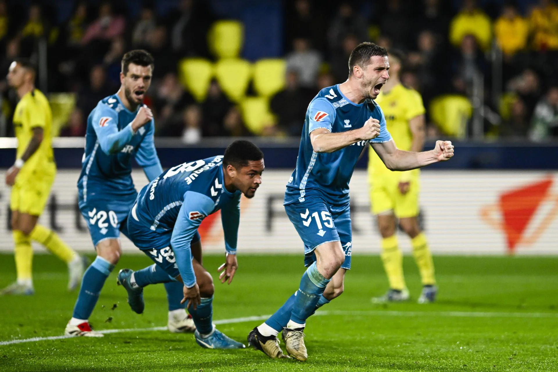 Vitor Roque corre a celebrar el 0-1 con la alegría de Lo Celso y Perraud en el Villarreal - Betis