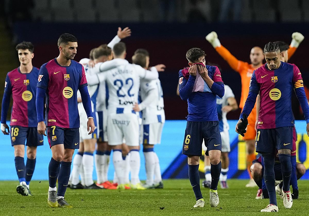 El Barça se lamenta mientras el Leganés celebra al fondo de la imagen