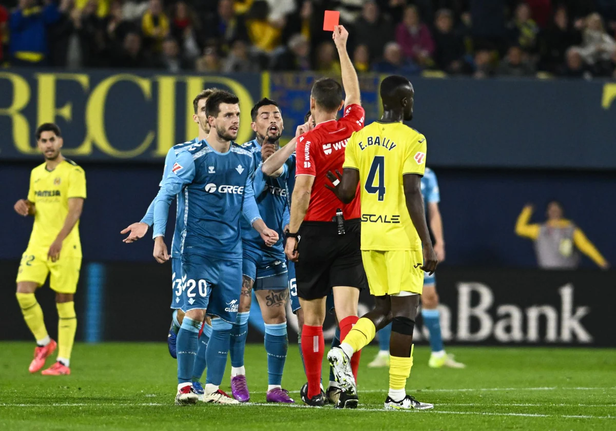 Cuadra Fernández le muestra la roja directa a Chimy Ávila durante el Villarreal - Betis