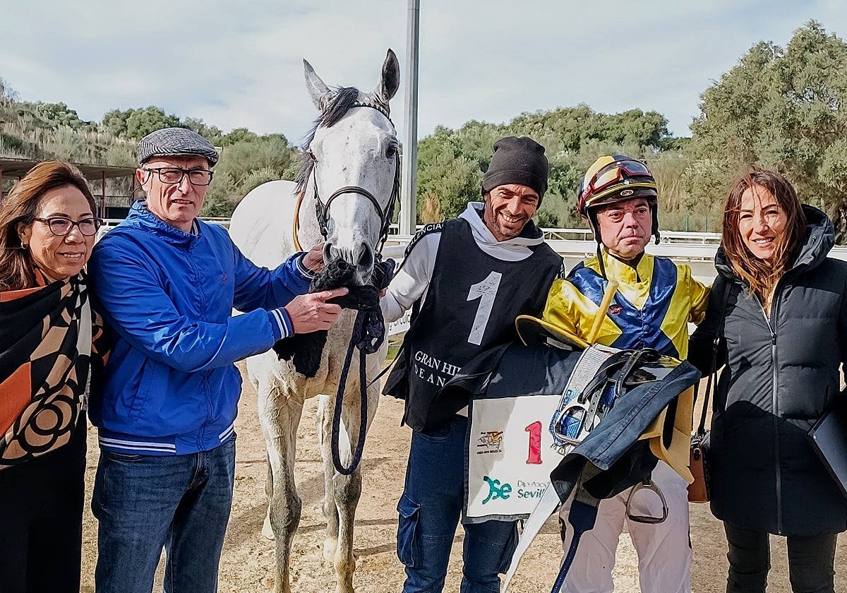 Oscar Anaya, ganador de tres carreras de la jornada, junto al gentleman Diego Sarabia y Alrehb