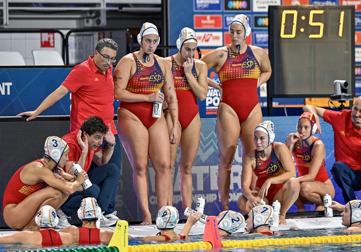 Miki Oca con el equipo de waterpolo femenino que ganó el oro olímpico en París