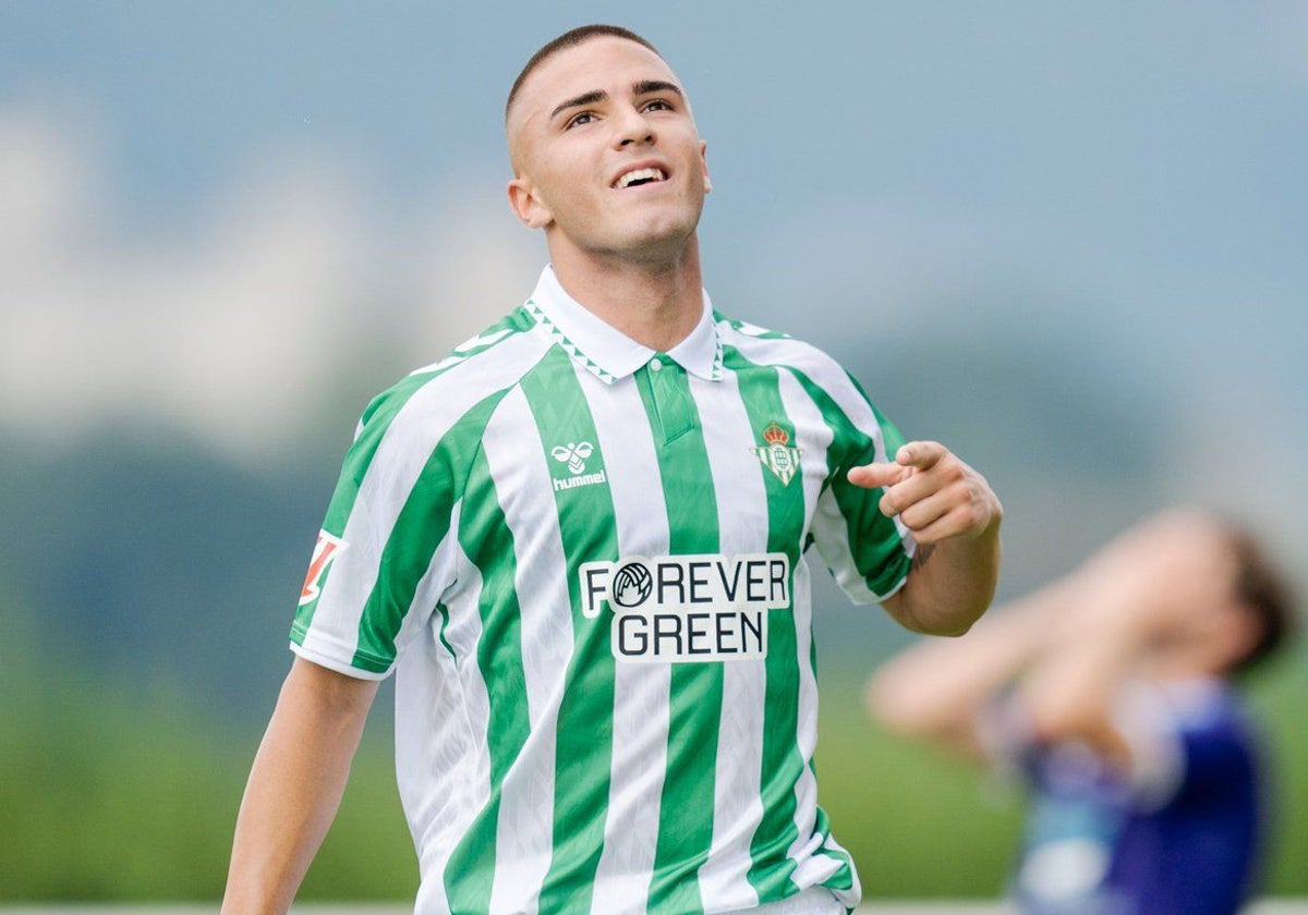 Pablo García celebra el primer gol que anotó con el primer equipo del Real Betis, en un amistoso de la pretemporada de 2024