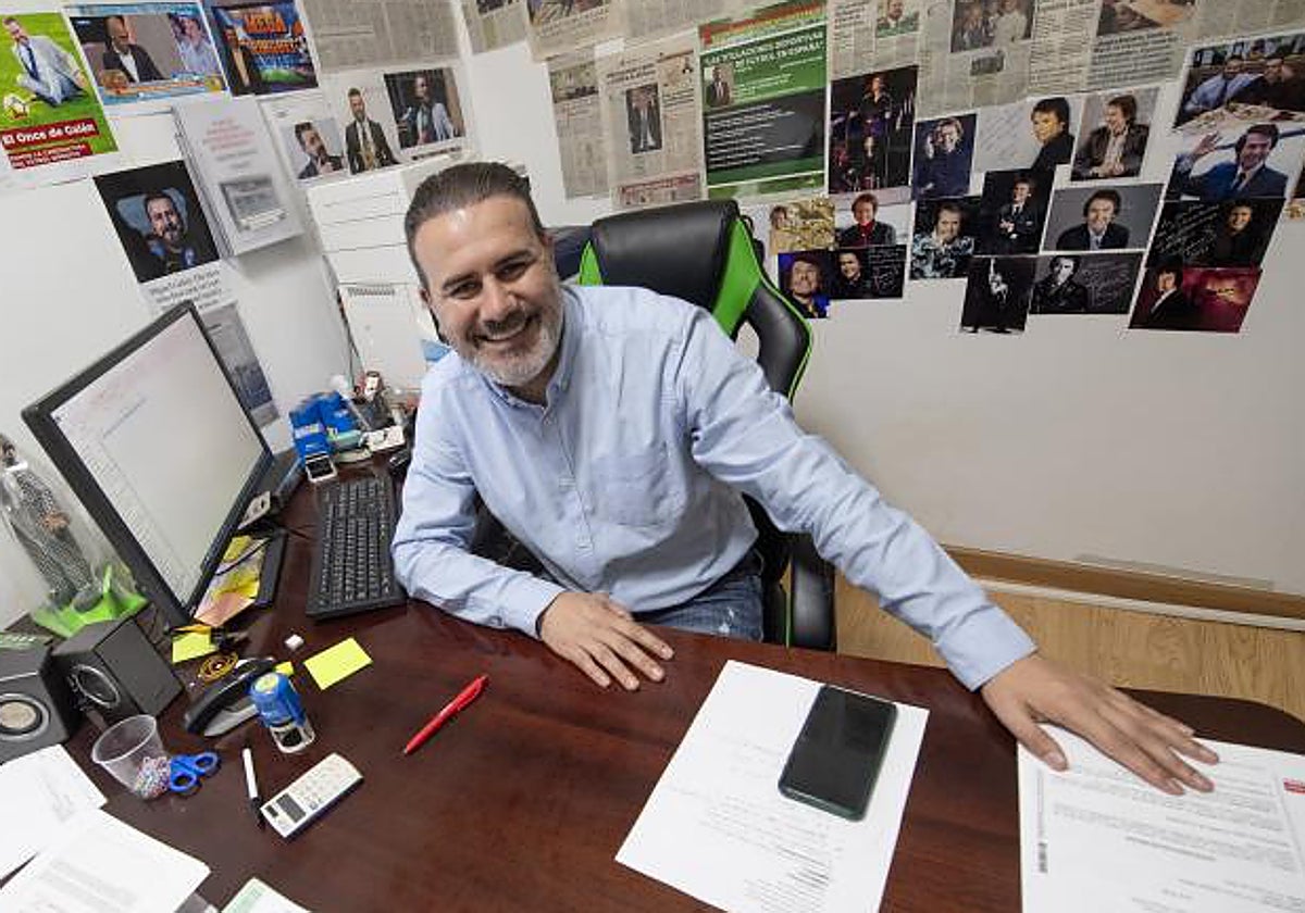 Miguel Galán, en su despacho con fotos de Raphael