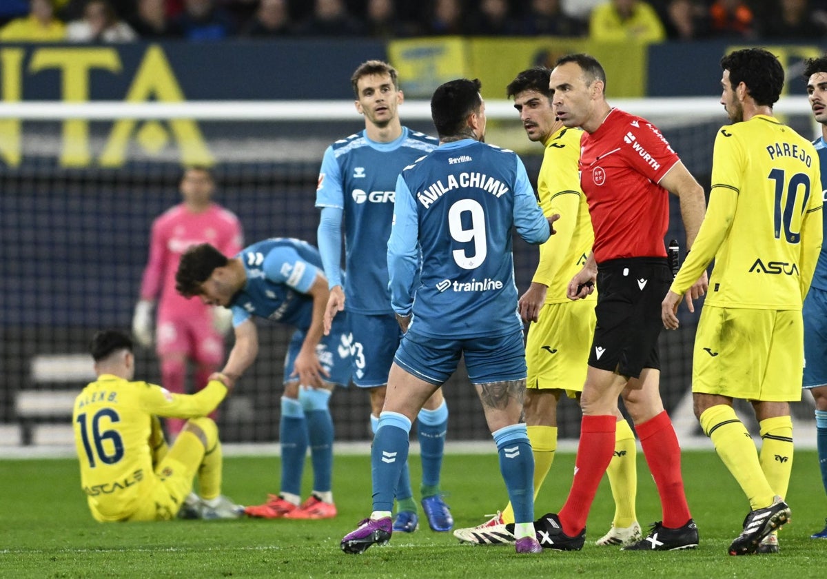 Chimy Ávila protesta ante Cuadra Fernández tras su expulsión en el Villarreal - Beti