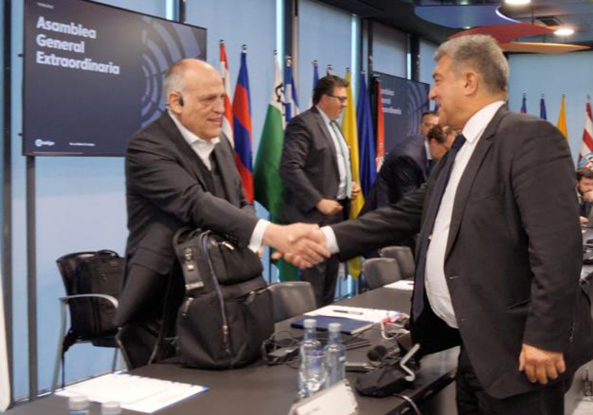 Javier Tebas y Joan Laporta se saludan en una reunión de la Liga en 2023