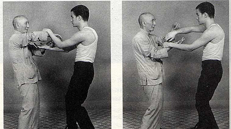 Un joven Bruce Lee entrenando con su maestro de Wing Chun, Ip Man