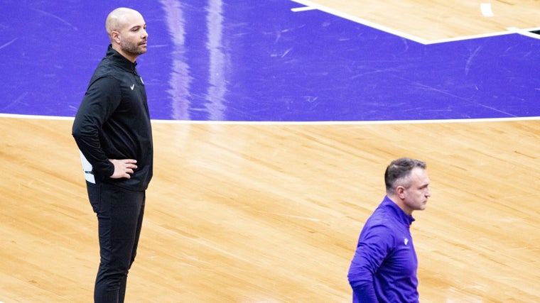 Una foto para la historia: el español Fernández y el serbio Rajakovic, frente a frente