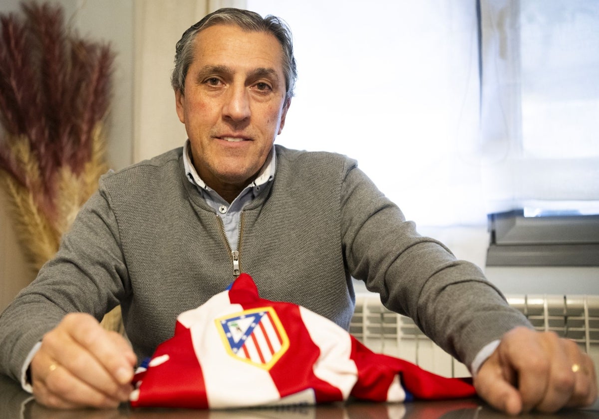 Pepe Murcia posa para ABC en su domicilio con una camiseta del Atlético