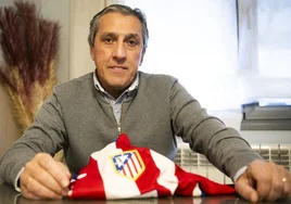 Pepe Murcia posa para ABC en su domicilio con una camiseta del Atlético