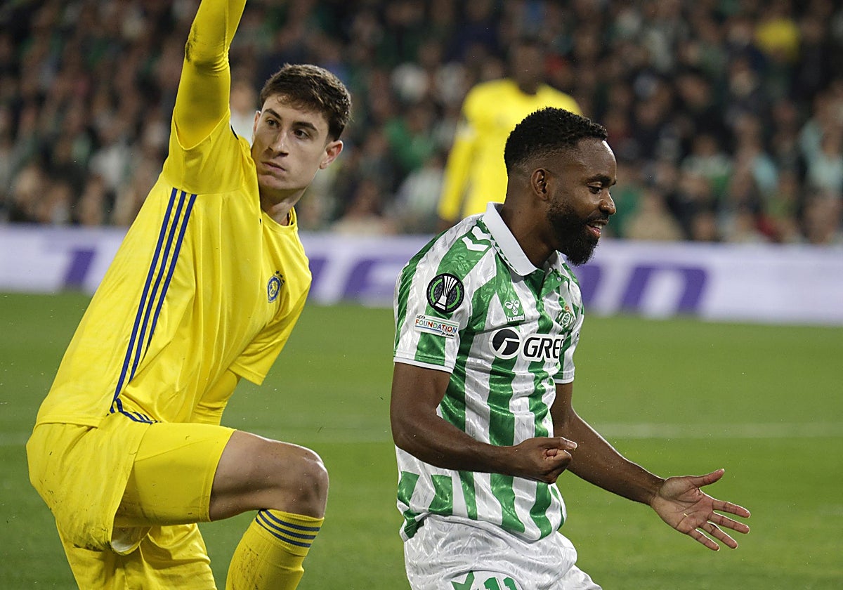 Bakambu se lamenta de una ocasión ante un rival durante el Betis - HJK Helsinki de la Conference