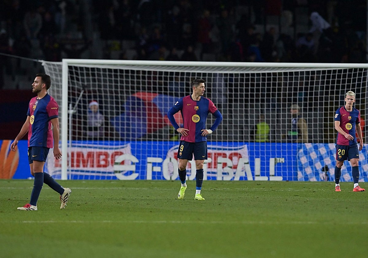 Los jugadores del Barça, cabizbajos tras el 1-2