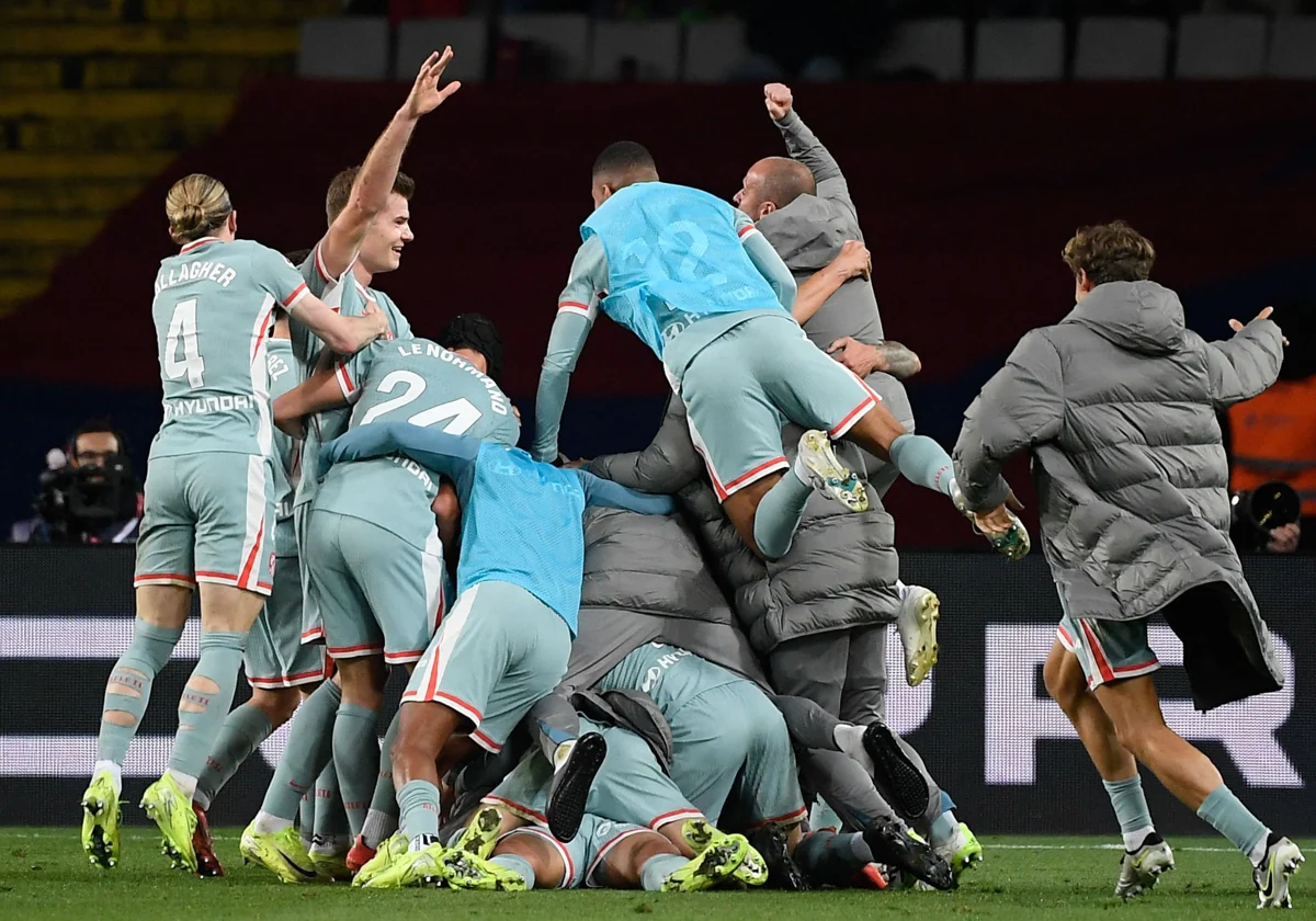 Atlético players celebrate Sorloth's goal in Barcelona