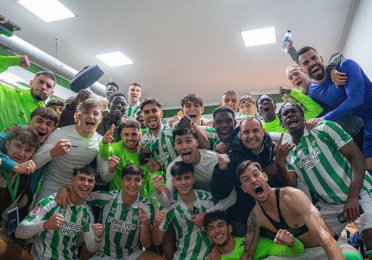 Félix, junto a Mateo Flores y Jesús Rodríguez, a la izquierda de la foto en la celebración del Betis Deportivo tras el triunfo ante el Sevilla Atlético