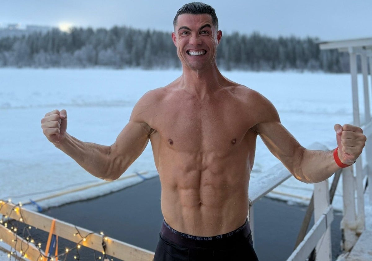 Cristiano Ronaldo se bañó en la heladas aguas de Laponia