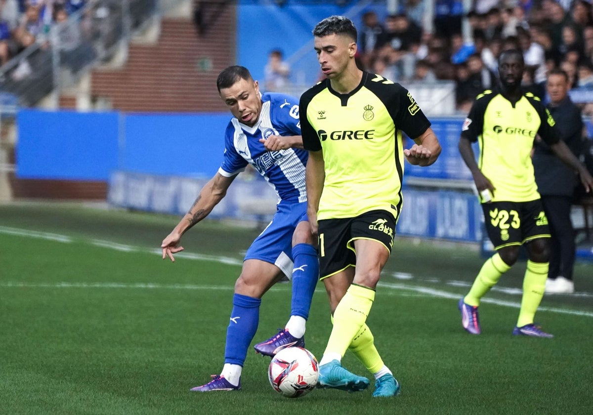 Marc Roca da un pase durante el Alavés - Betis