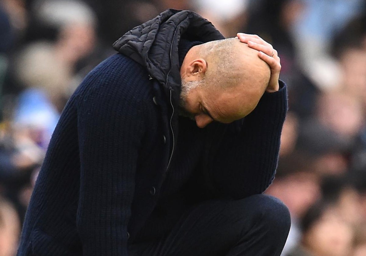 Guardiola, abatido, durante el partido ante el Everton