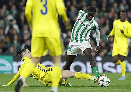 Assane se anticipa a un rival en el Betis - HJK Helsinki de la Conference League