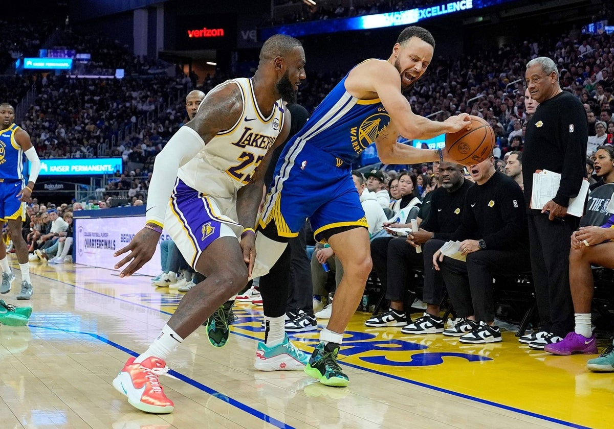 Stephen Curry trata de zafarse del acoso de LeBron James