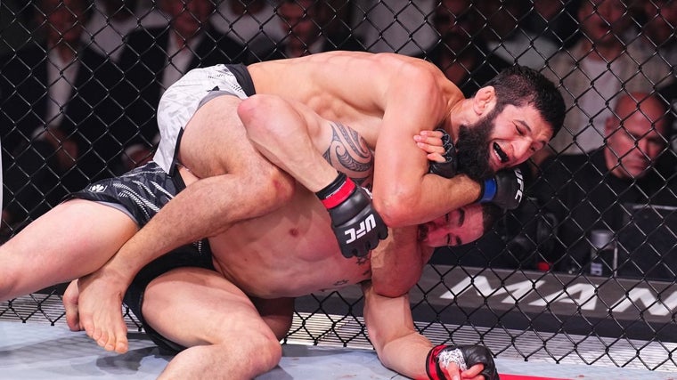 Khamzat Chimaev sometiendo a Robert Whittaker