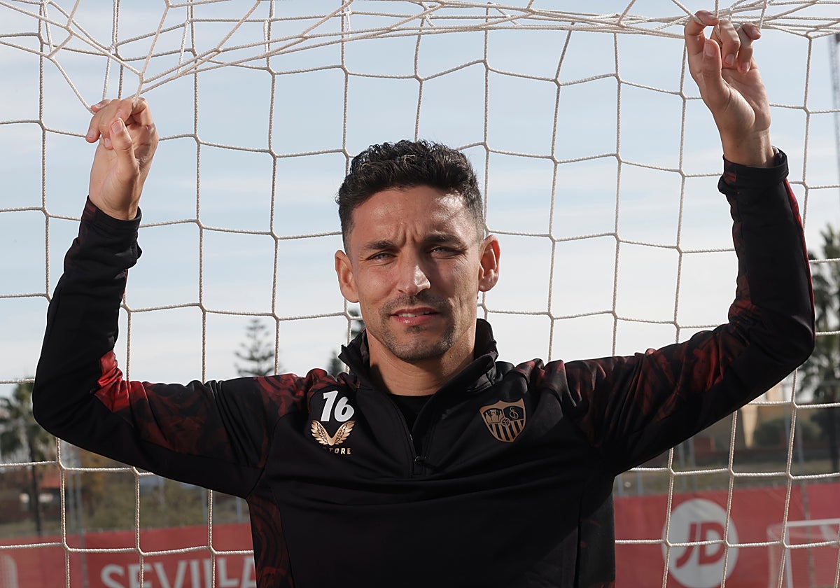 Jesús Navas posa en la ciudad deportiva para ABC de Sevilla